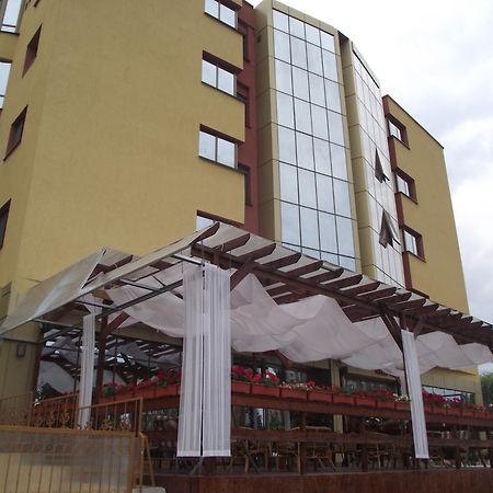 Hotel Flormang クラヨーヴァ エクステリア 写真