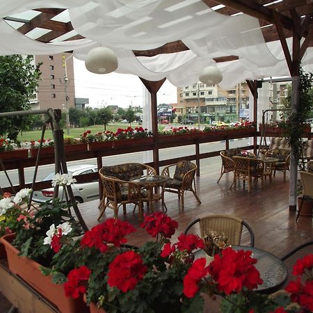 Hotel Flormang クラヨーヴァ エクステリア 写真
