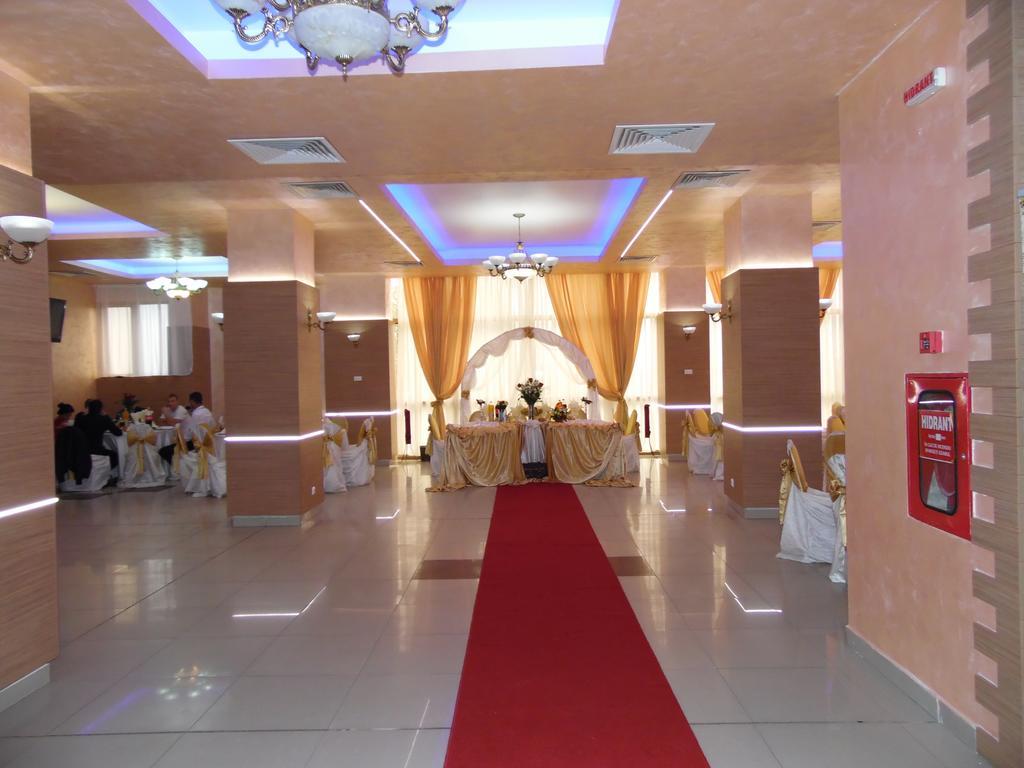 Hotel Flormang クラヨーヴァ エクステリア 写真