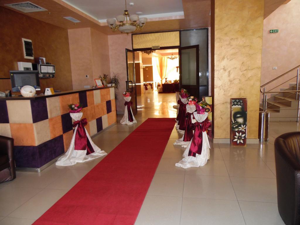 Hotel Flormang クラヨーヴァ エクステリア 写真