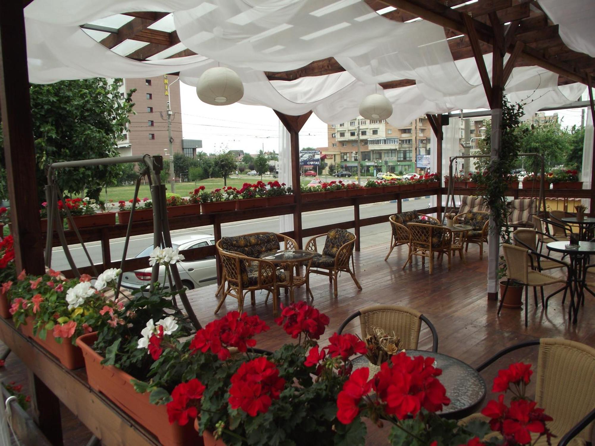 Hotel Flormang クラヨーヴァ エクステリア 写真