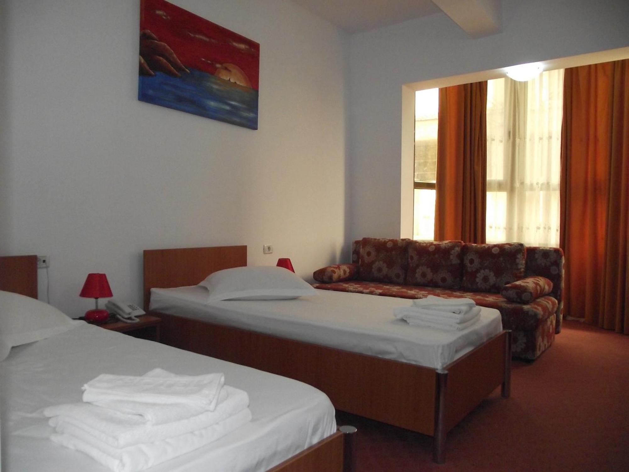 Hotel Flormang クラヨーヴァ エクステリア 写真