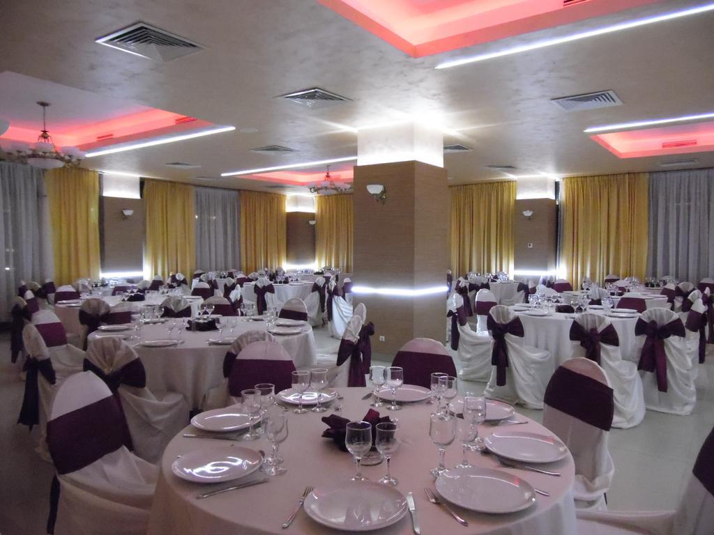 Hotel Flormang クラヨーヴァ エクステリア 写真