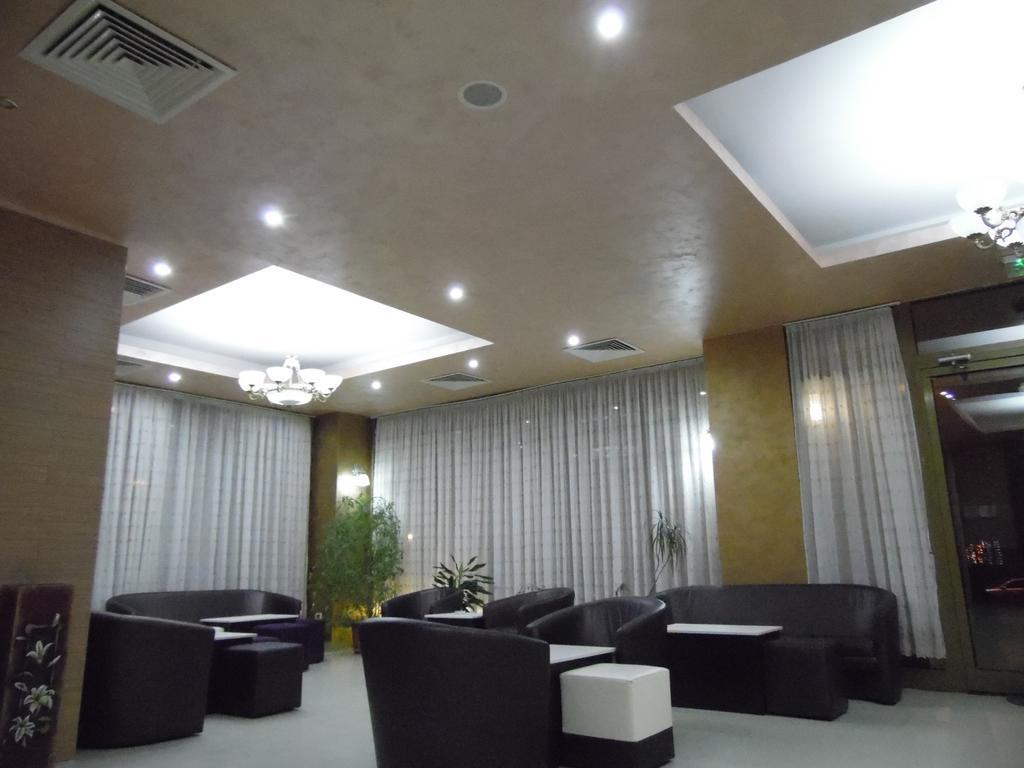Hotel Flormang クラヨーヴァ エクステリア 写真