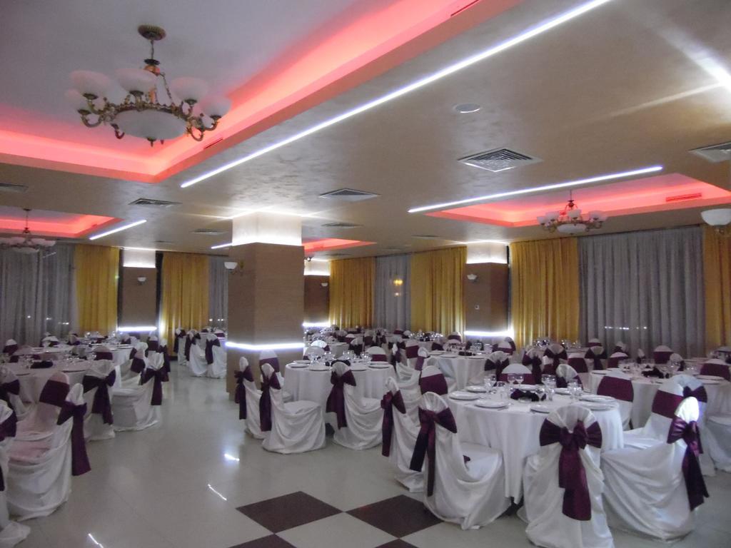 Hotel Flormang クラヨーヴァ エクステリア 写真