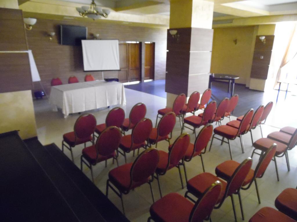 Hotel Flormang クラヨーヴァ エクステリア 写真