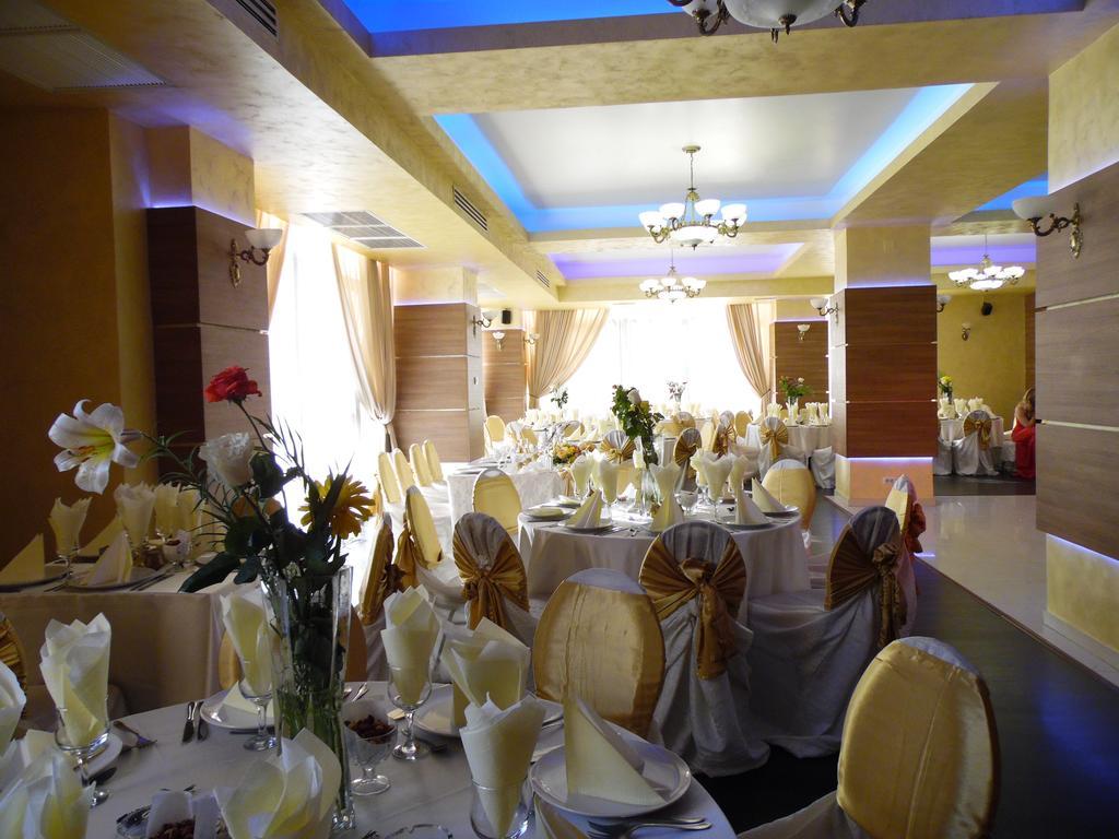 Hotel Flormang クラヨーヴァ エクステリア 写真
