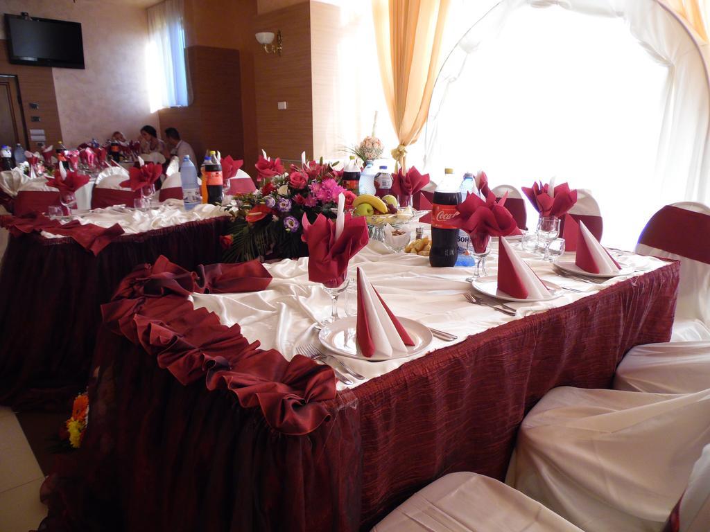 Hotel Flormang クラヨーヴァ エクステリア 写真