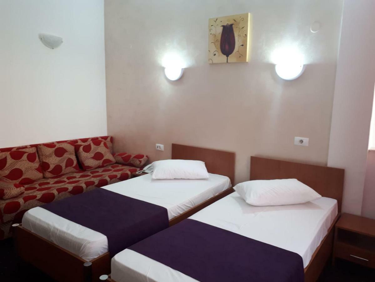 Hotel Flormang クラヨーヴァ エクステリア 写真