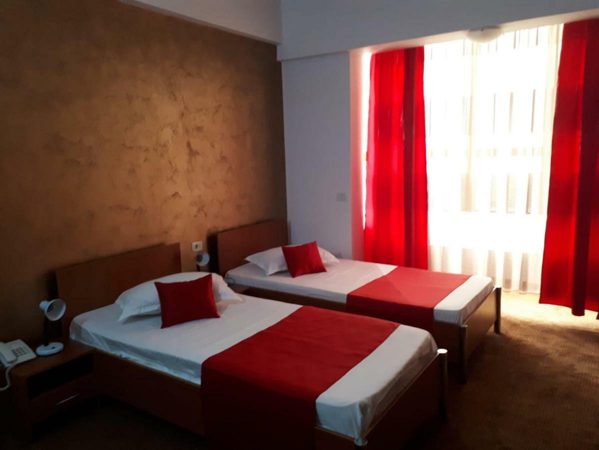 Hotel Flormang クラヨーヴァ エクステリア 写真