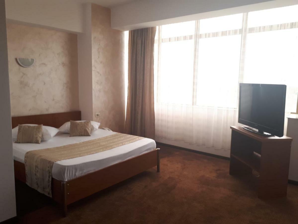 Hotel Flormang クラヨーヴァ エクステリア 写真