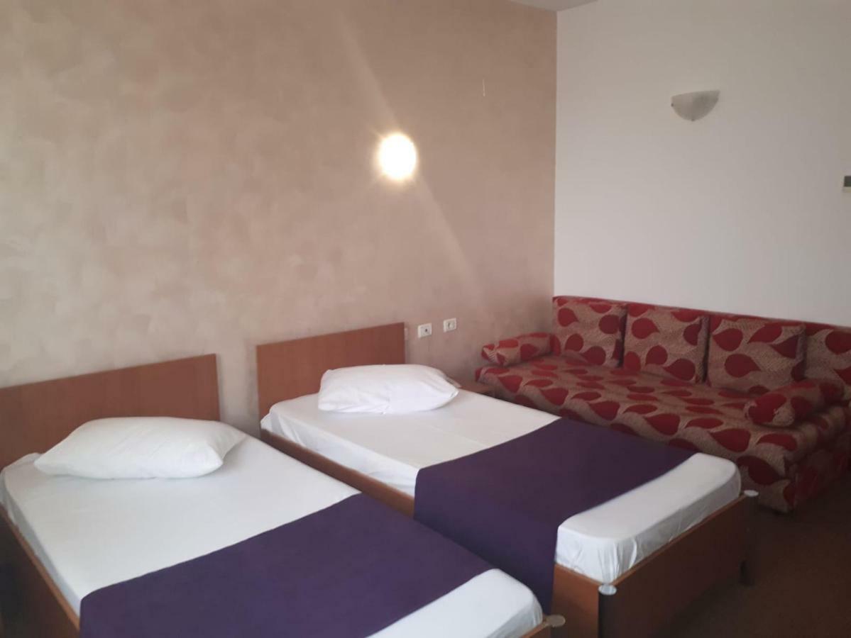 Hotel Flormang クラヨーヴァ エクステリア 写真