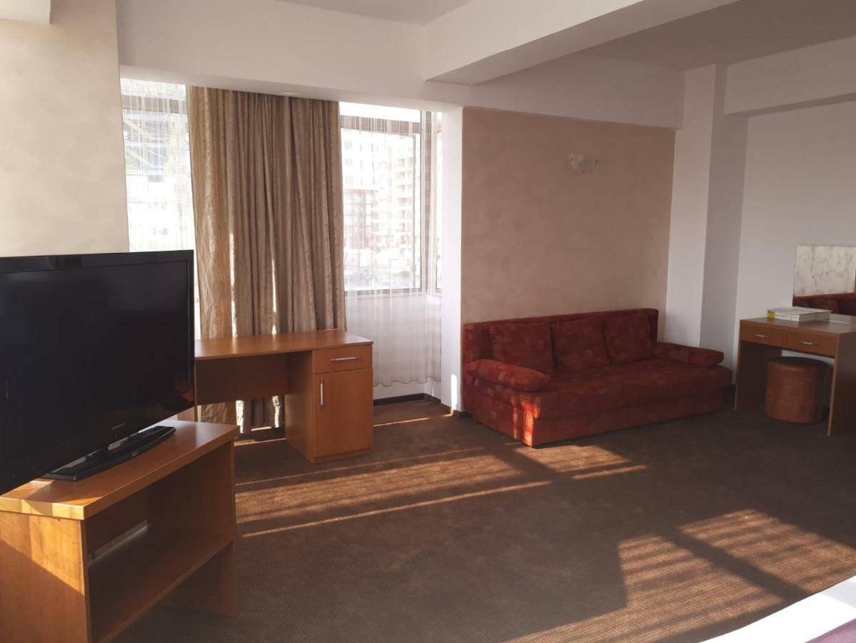 Hotel Flormang クラヨーヴァ エクステリア 写真