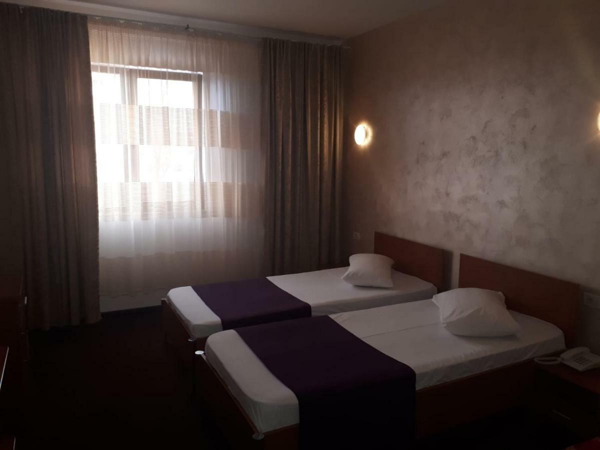 Hotel Flormang クラヨーヴァ エクステリア 写真