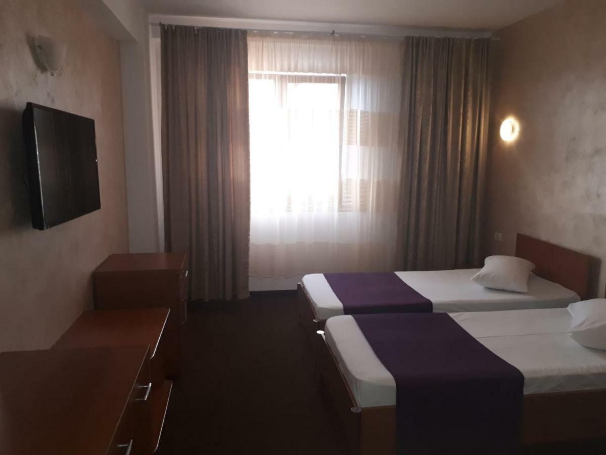 Hotel Flormang クラヨーヴァ エクステリア 写真